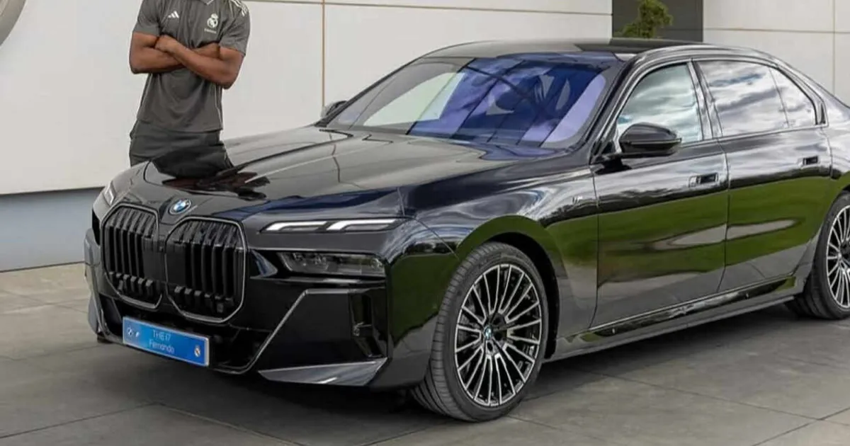 Bruno Fernando recebe BMW de luxo oferecido pelo Real Madrid