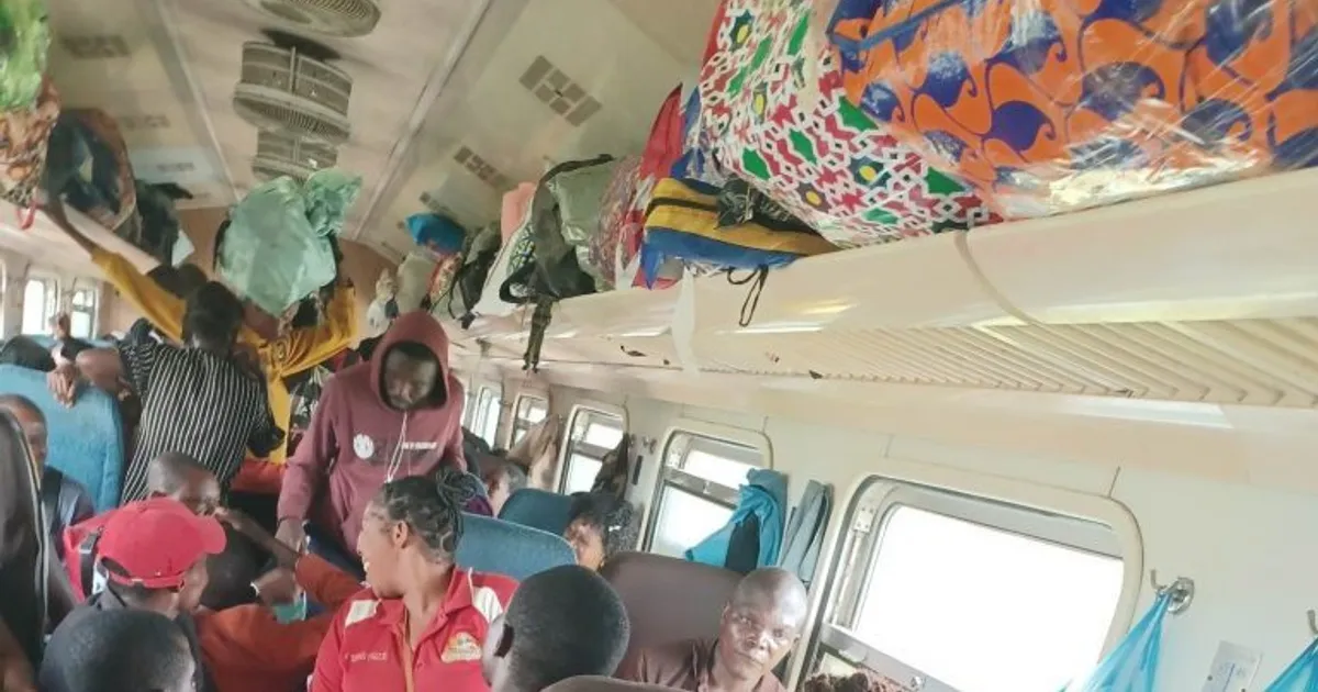 Excesso de lotação obriga passageiros a viajarem dentro de banheiros