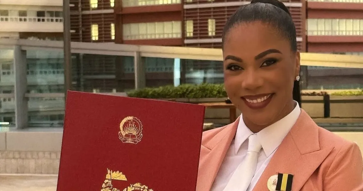 Yola Araújo agradece artistas com quem trabalhou após ser condecorada pelo Presidente da República
