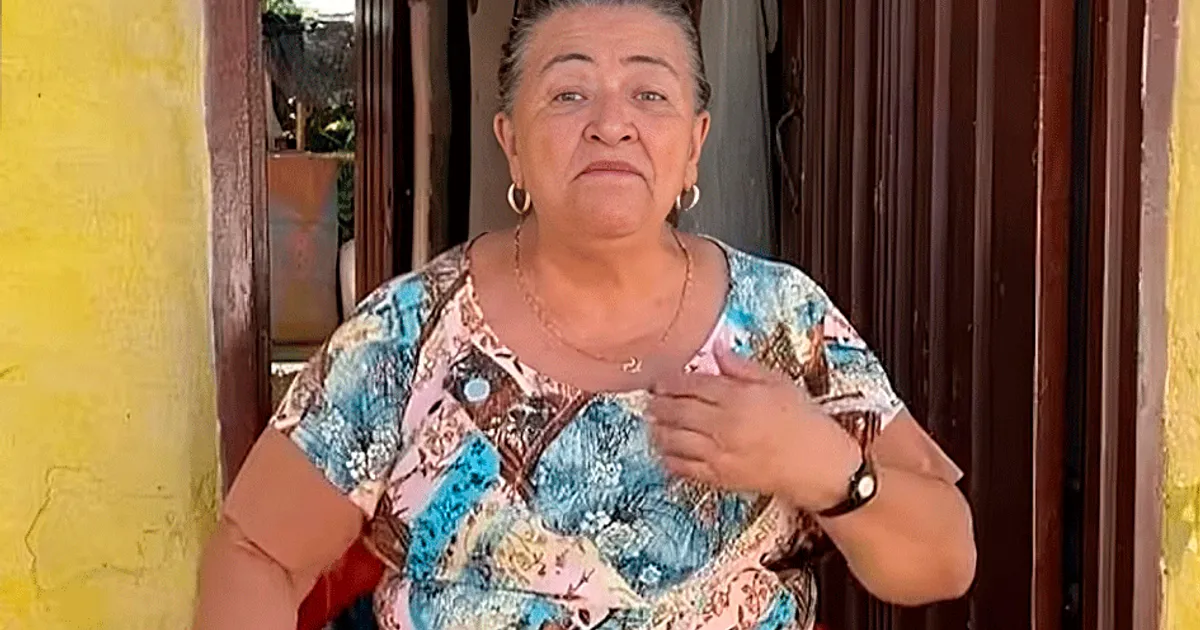 Mulher que faz dinheiro ao vender fofocas sobre os vizinhos diz que já conseguiu realizar o sonho da casa própria