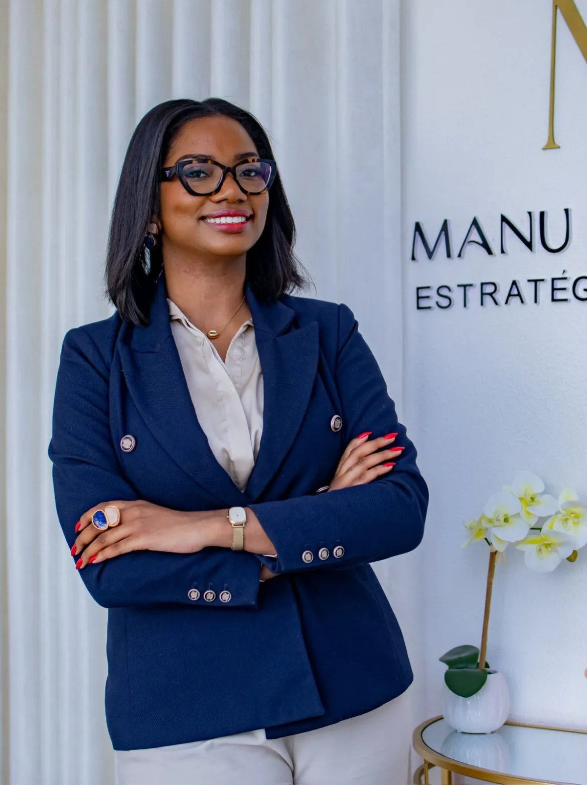 Saiba que itens jamais podem ser usados no ambiente de trabalho, segundo a especialista Manu Bourbon
