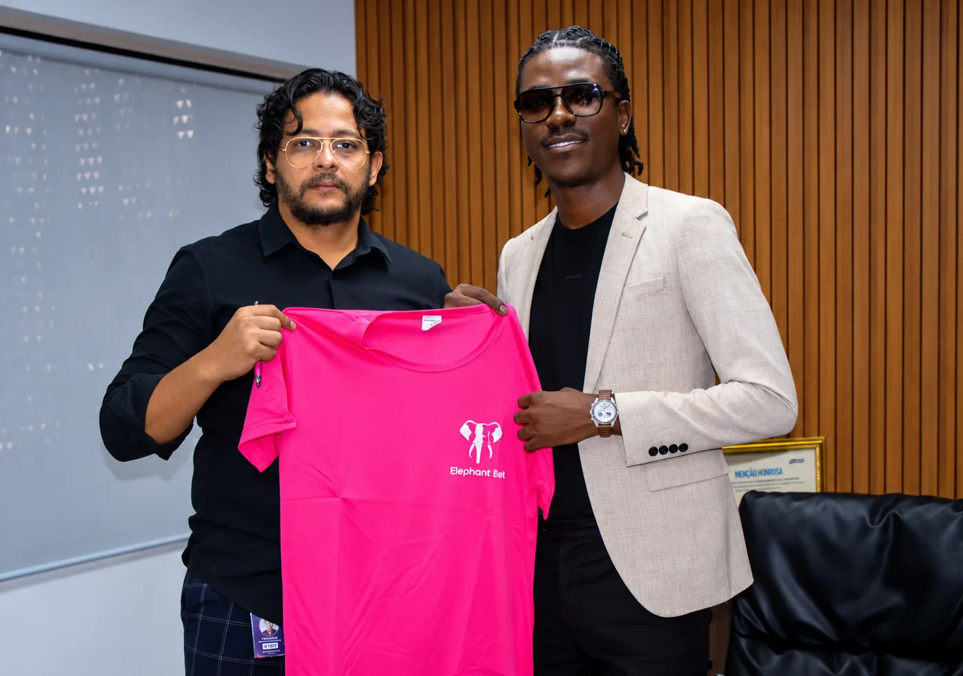 Elephant B€t firma parceria com DJ Verigal e reforça ligação à cultura angolana