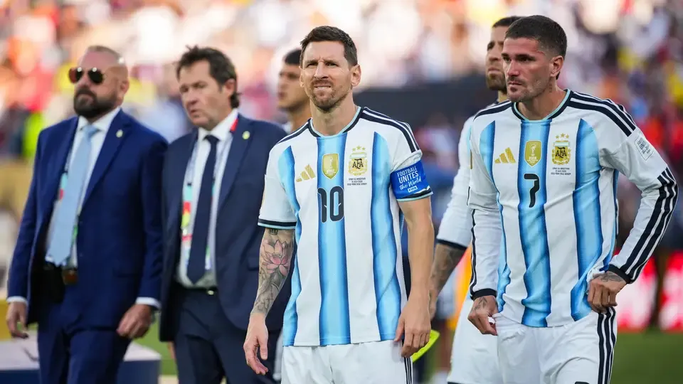 Argentina pede repetição da final do Mundial e acusa arbitragem de favorecer Espanha