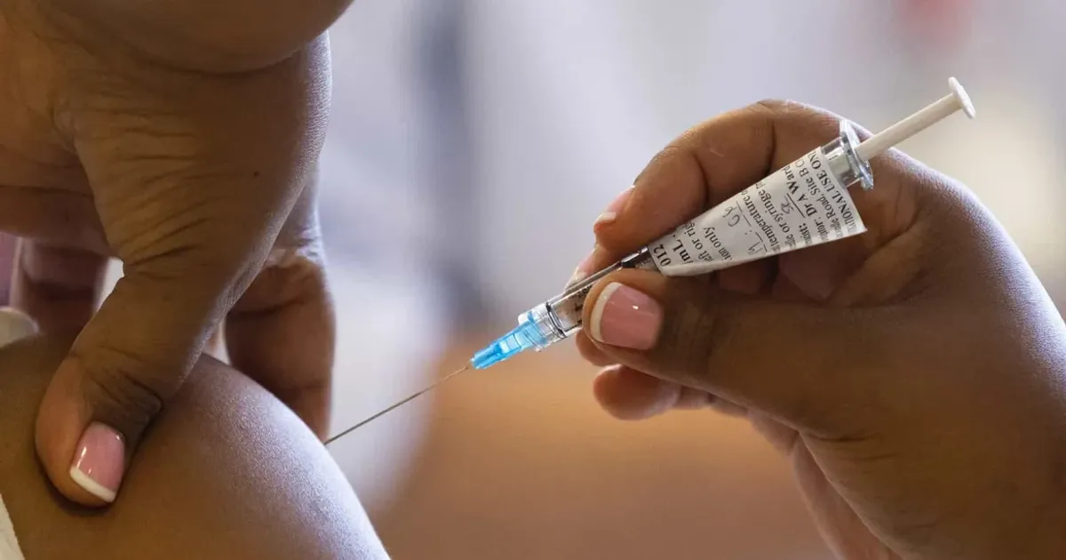 Vacina inédita que trata até 15 tipos de cancro começa a ser aplicada no Reino Unido