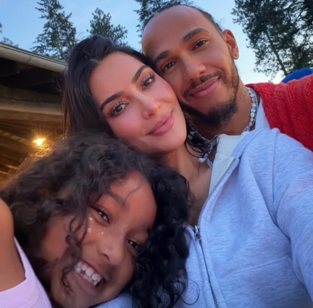 Kim Kardashian partilha rara imagem com Lewis Hamilton ao lado dos filhos: “Com as minhas pessoas preferidas”