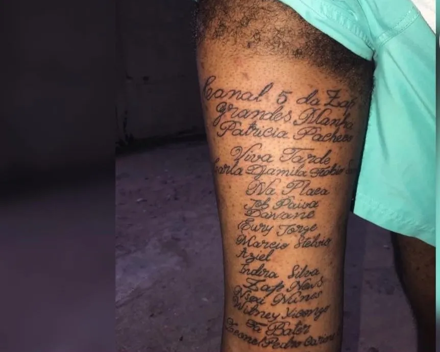 Jovem surpreende ao tatuar nomes de apresentadores e programas do canal ZAP Viva