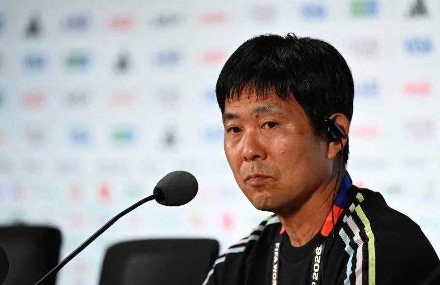 Treinador do Japão dispara contra arbitragem após eliminação no Mundial: “Os seis minutos foram para o Martinelli marcar”