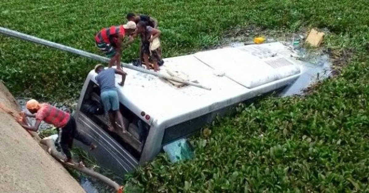 Jovens socorrem vítimas de autocarro caído em vala de retenção e vídeo gera comoção nas redes sociais