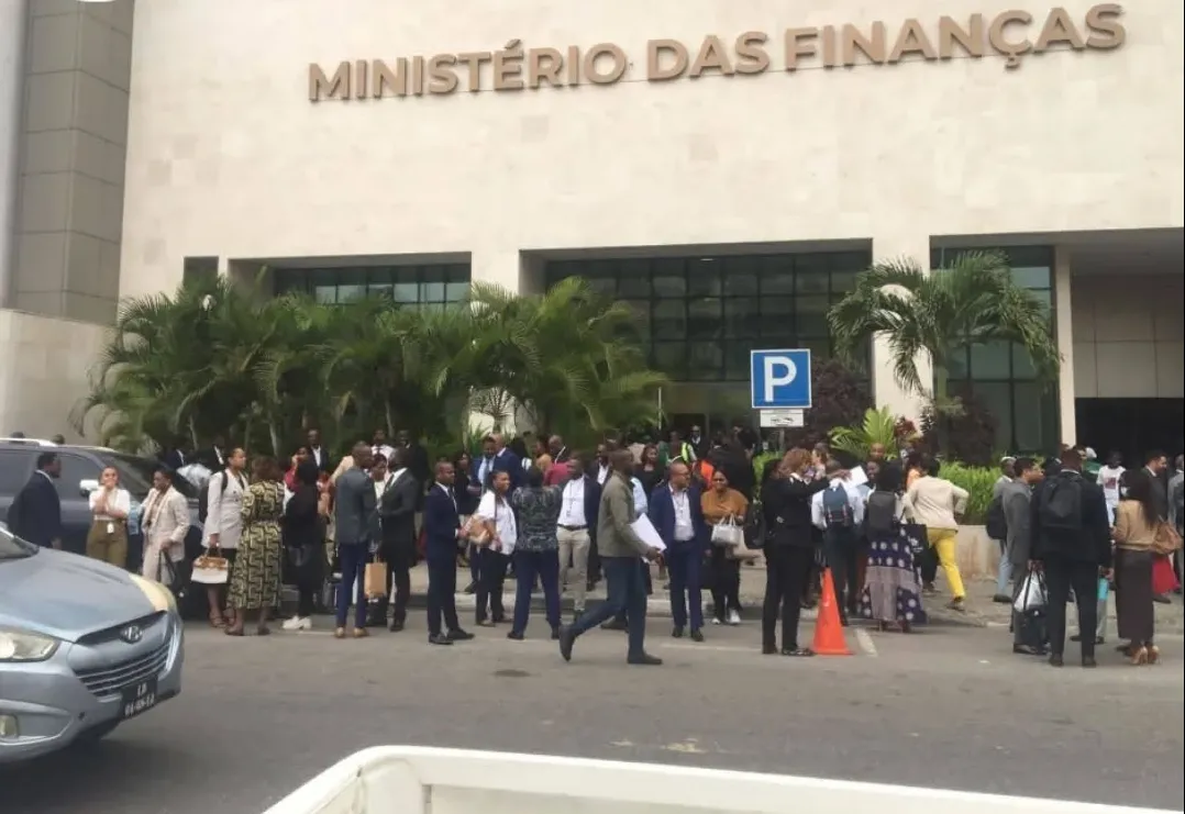Governo inicia hoje pagamento do 13.º salário aos funcionários públicos em prestação única