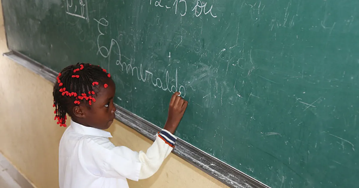 Escolas em reabilitação em Luanda abrem com novos cursos para atender necessidades do país