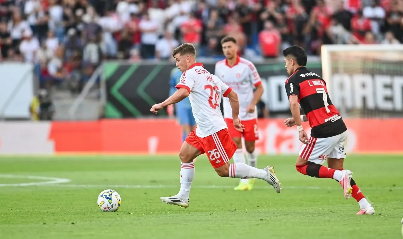 Benfica vence AC Milan na estreia da Liga Europa