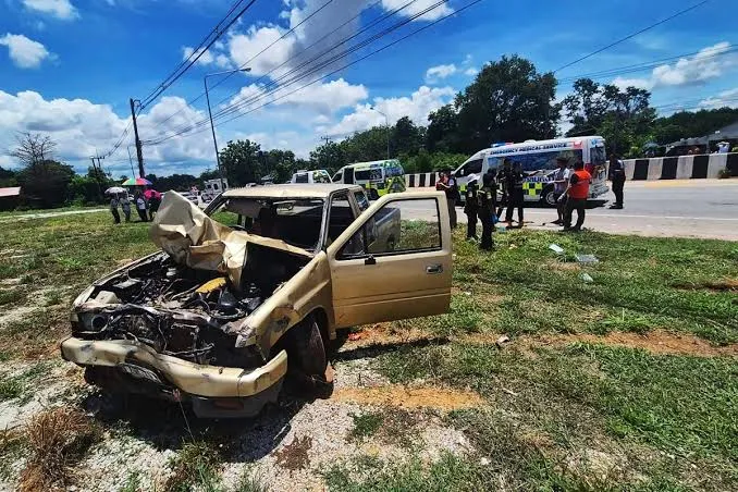Criança de onze anos mata oito pessoas após ter atropelado trinta budistas na Tailândia