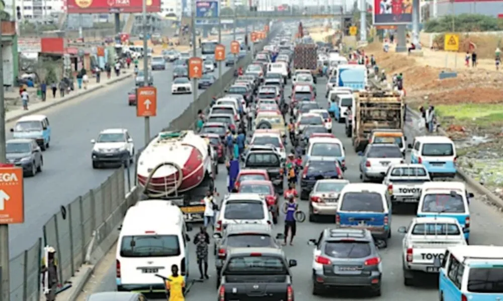 Luanda: Reparação de conduta condiciona trânsito na Avenida Deolinda Rodrigues