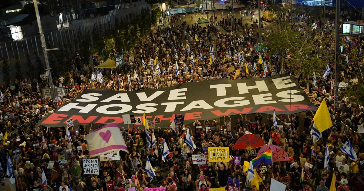 Manifestantes israelitas saem às ruas para exigir cessar-fogo