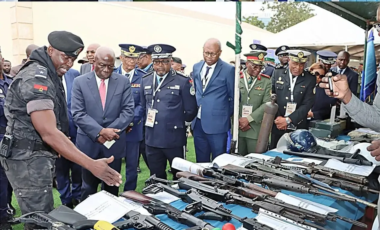 Armas de diferentes épocas contam história militar de Angola em feira nacional