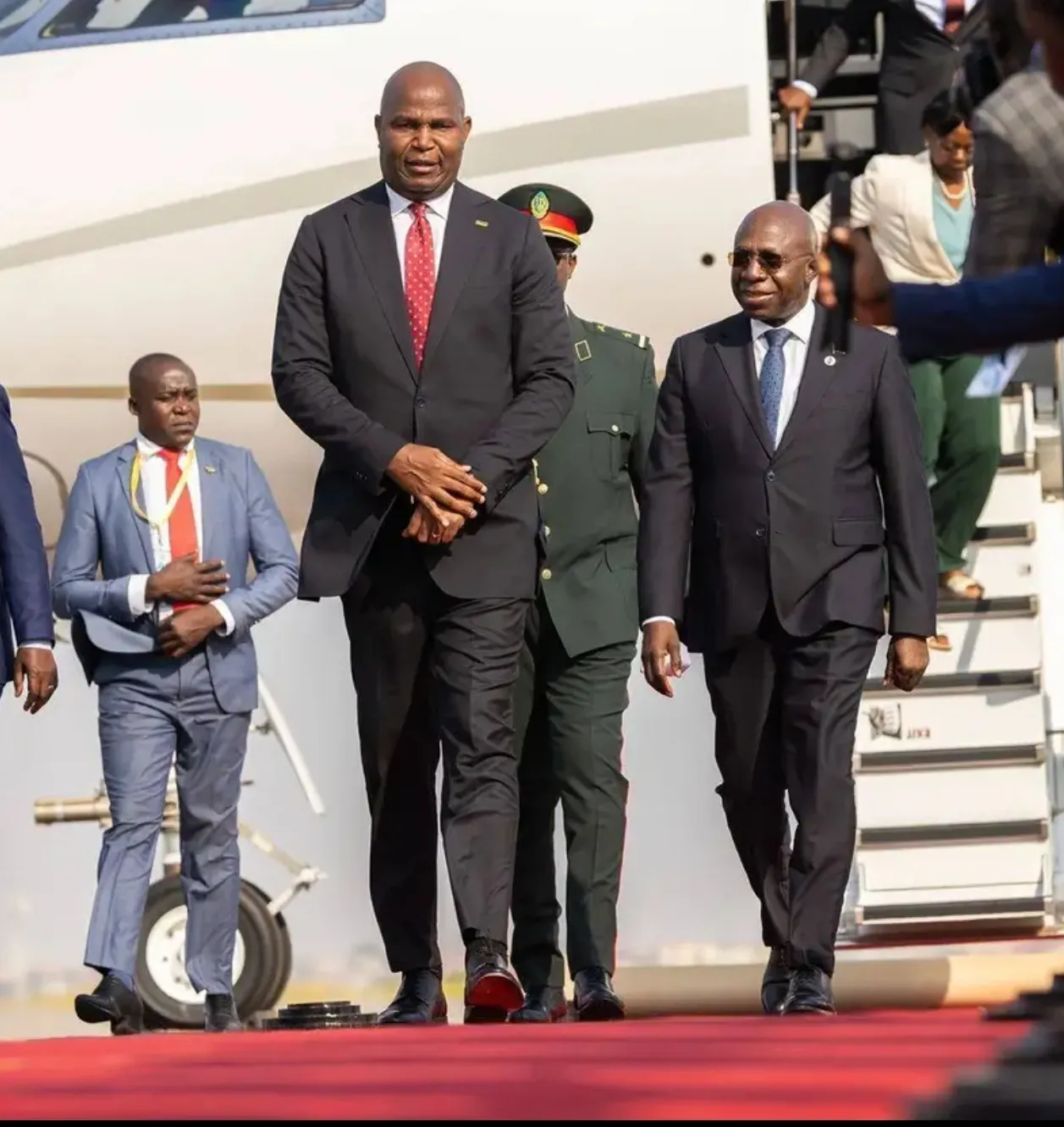 Presidente de Moçambique em Luanda para cimeira que reúne investidores internacionais