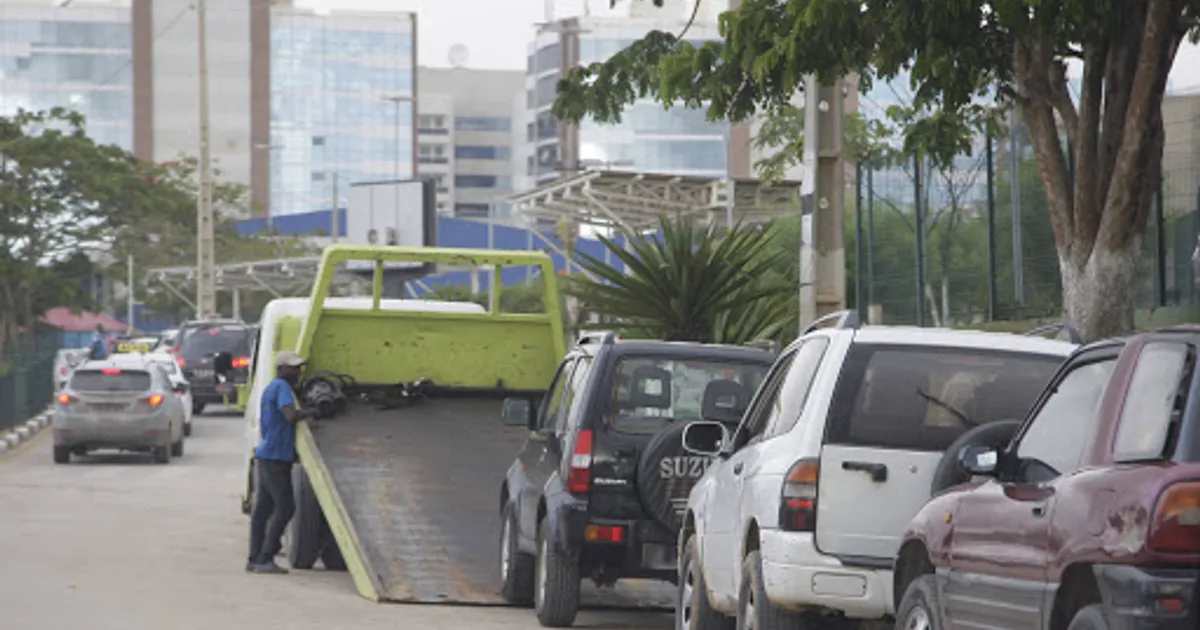 Automobilistas agastados com cobranças por estacionamento em Luanda