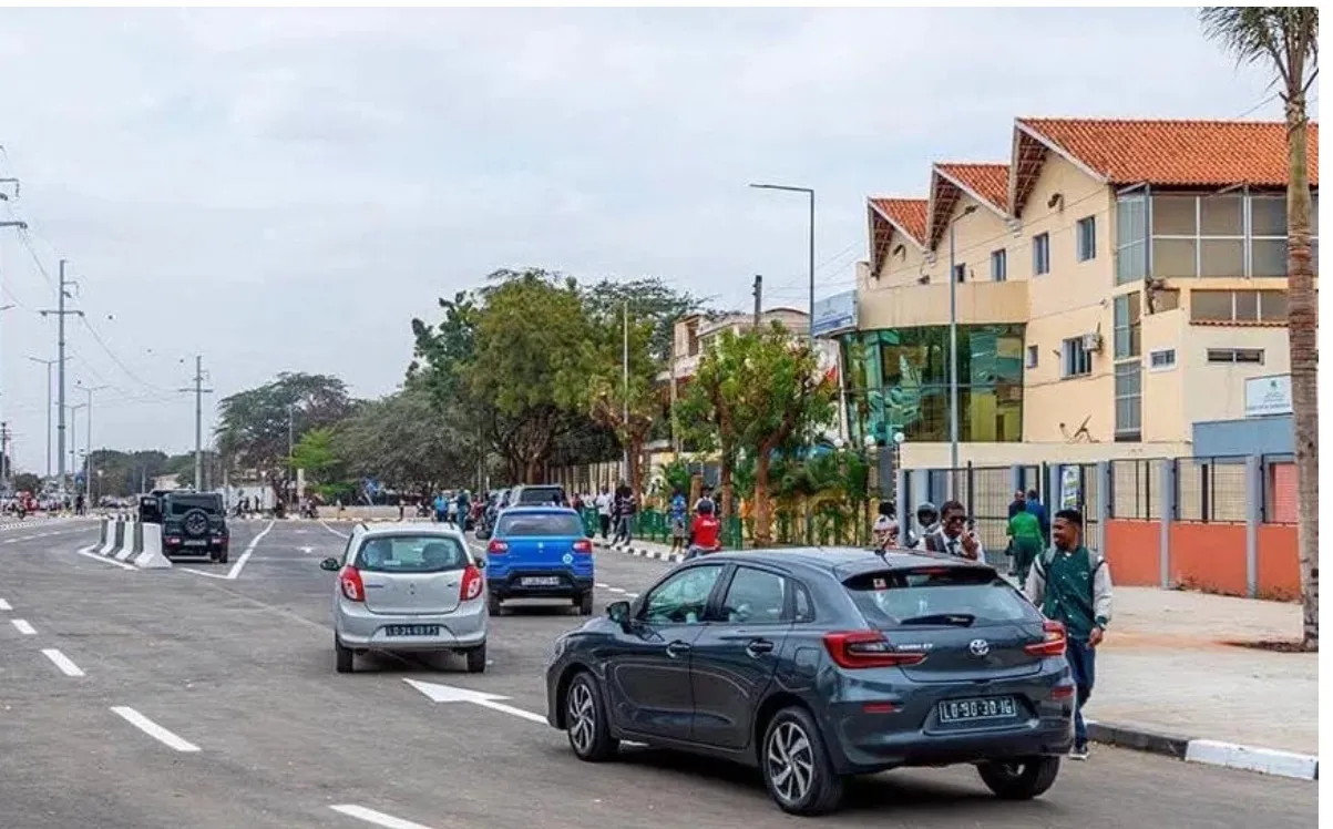 Largo das Escolas, na Maianga, reabre à circulação automóvel após conclusão da 1.ª fase das obras do PIIL