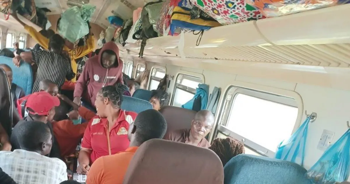Passageiros do CFB obrigados a viajar em casas de banho devido superlotação