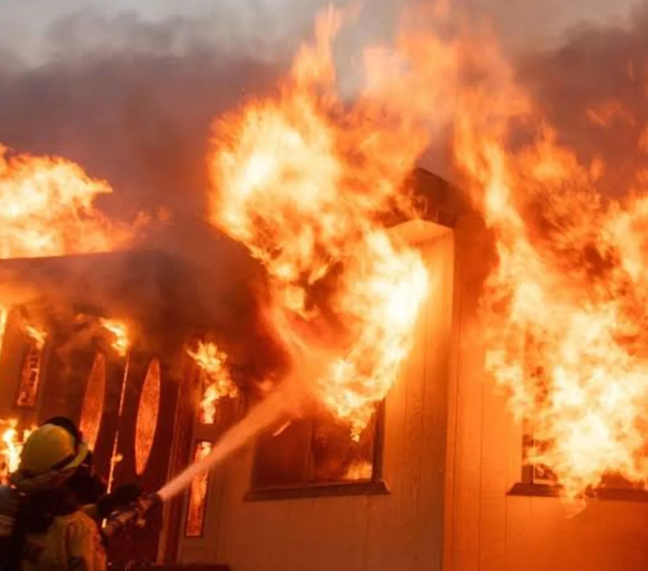 Incêndios florestais deixam seis mortos na Argélia em meio a onda de calor