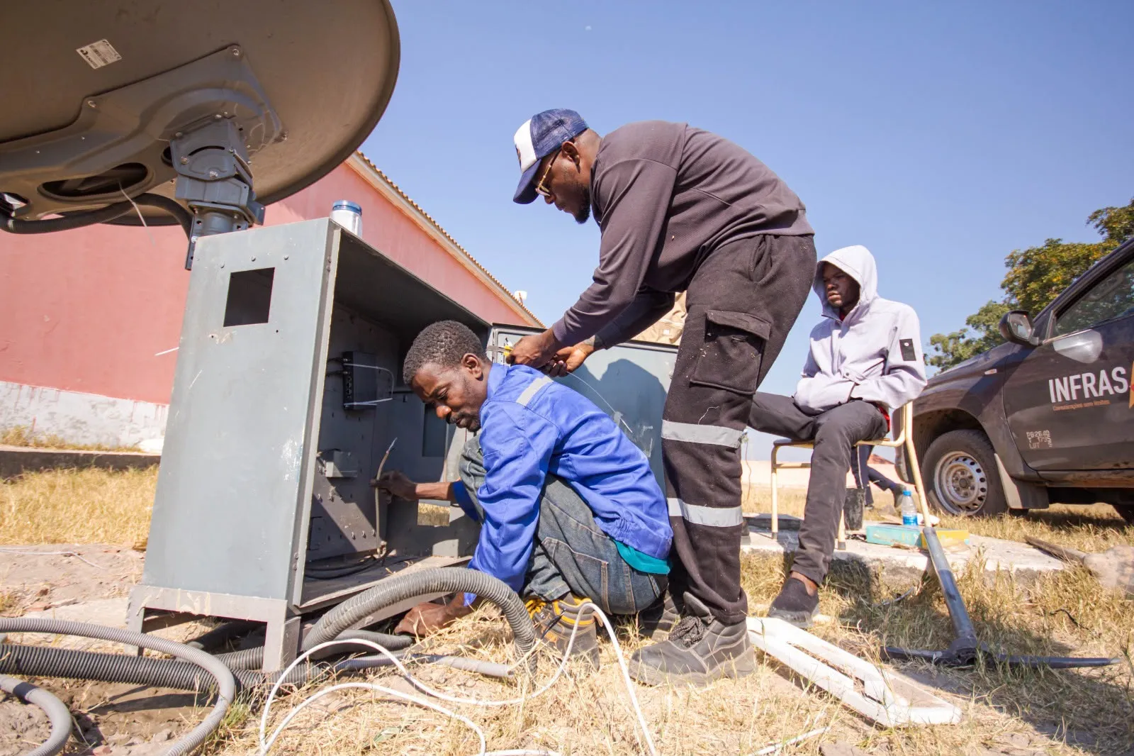 Técnicos nacionais colocam estação do ANGOSAT-2 em funcionamento no Moxico