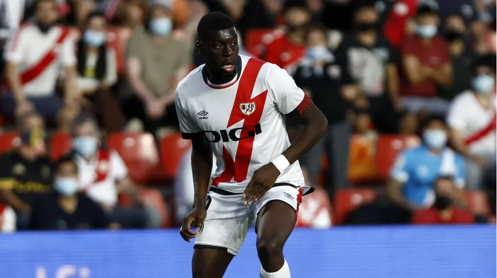 Nteka regressa ao Rayo após dispensa dos Palancas por lesão e Nzola marca na estreia pelo Cagliari no Troféu Vallecas