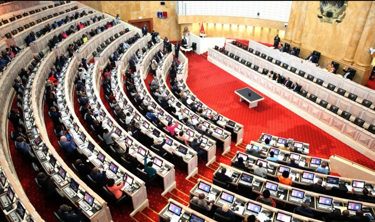 “Parlamento não deve ser lugar para acomodar quem fica de fora do Governo”, defendem analistas