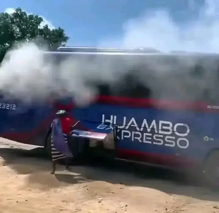 Autocarro da Huambo Expresso sobreaquece e provoca pânico durante viagem de Benguela ao Cuito