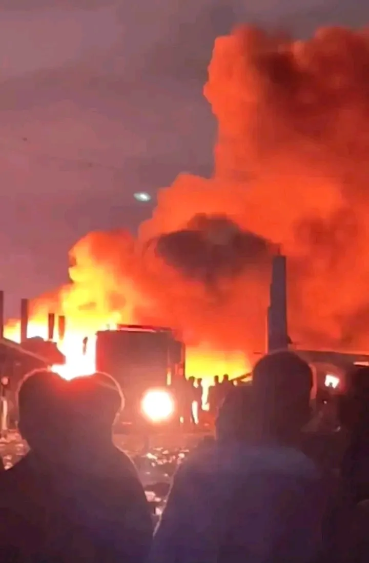 Incêndio de grandes proporções atinge vários armazéns no Mercado do Kikolo