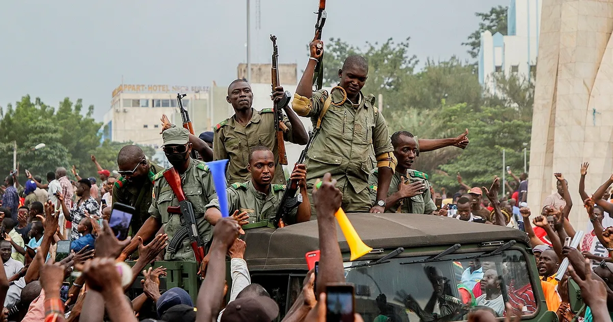 França expulsa diplomatas do Mali e encerra cooperação antiterrorista