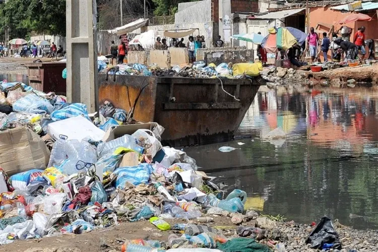 Governo anuncia proibição gradual de plásticos de uso único a partir do fim deste mês e reforço do saneamento em Angola