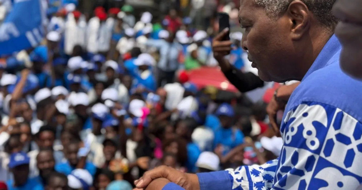 Programa 7/7 leva Abel Chivukuvuku auscultar populares do Cazenga em Luanda
