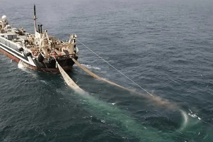 Míssil russo atinge embarcação civil e mata seis marinheiros