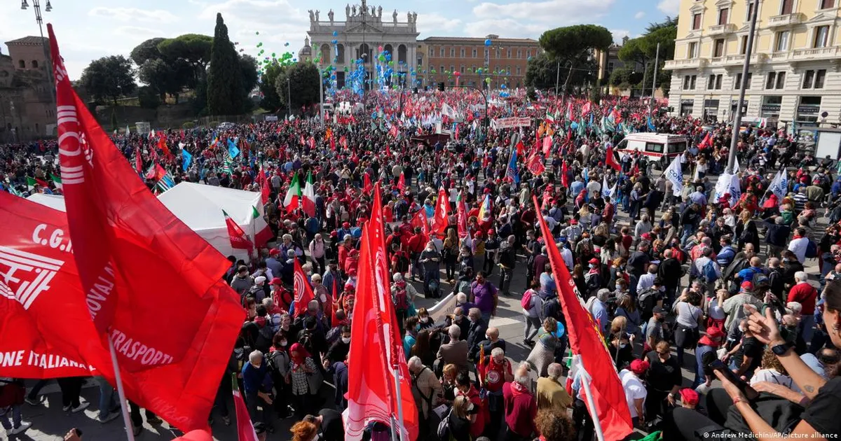 Itália: cidadãos manifestam contra orçamento do Governo para 2026
