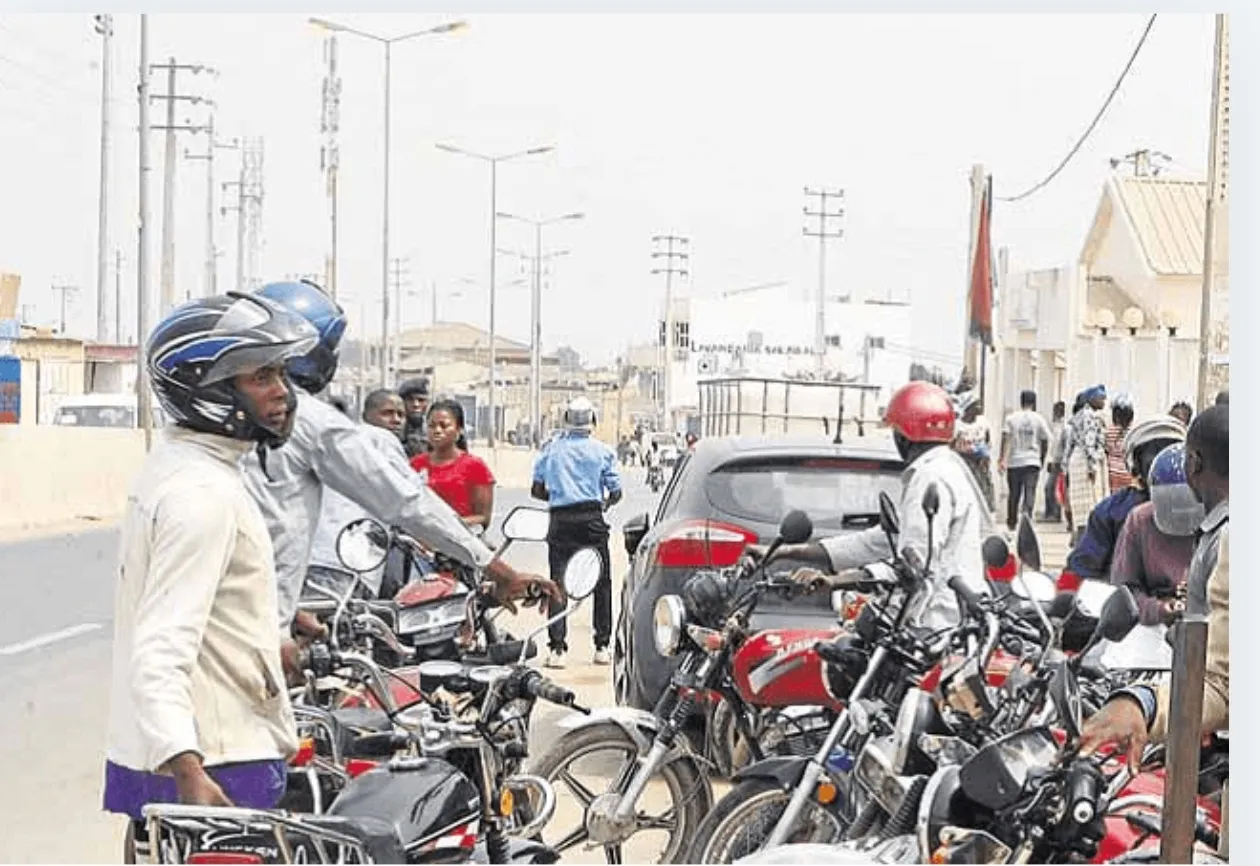 Mais de um milhão de mototaxistas operam em Angola e muitos desconhecem Código de Estrada