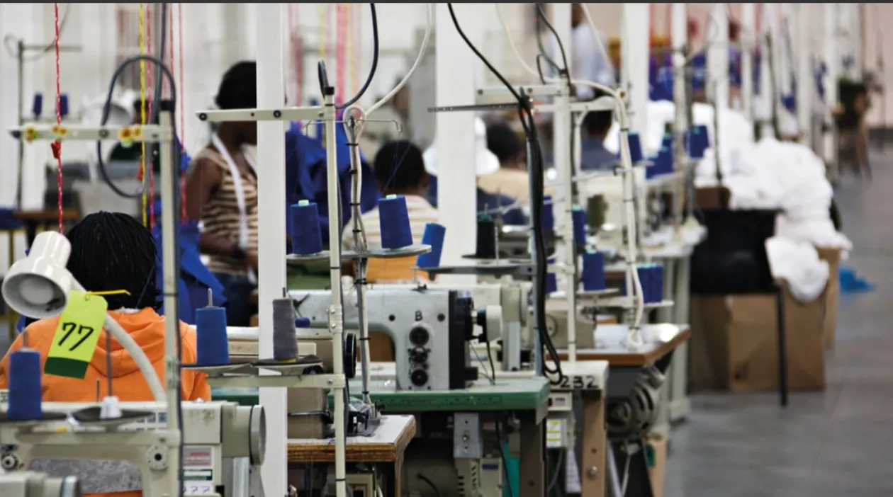 Saída de trabalhadores migrantes agrava crise na indústria têxtil sul-africana