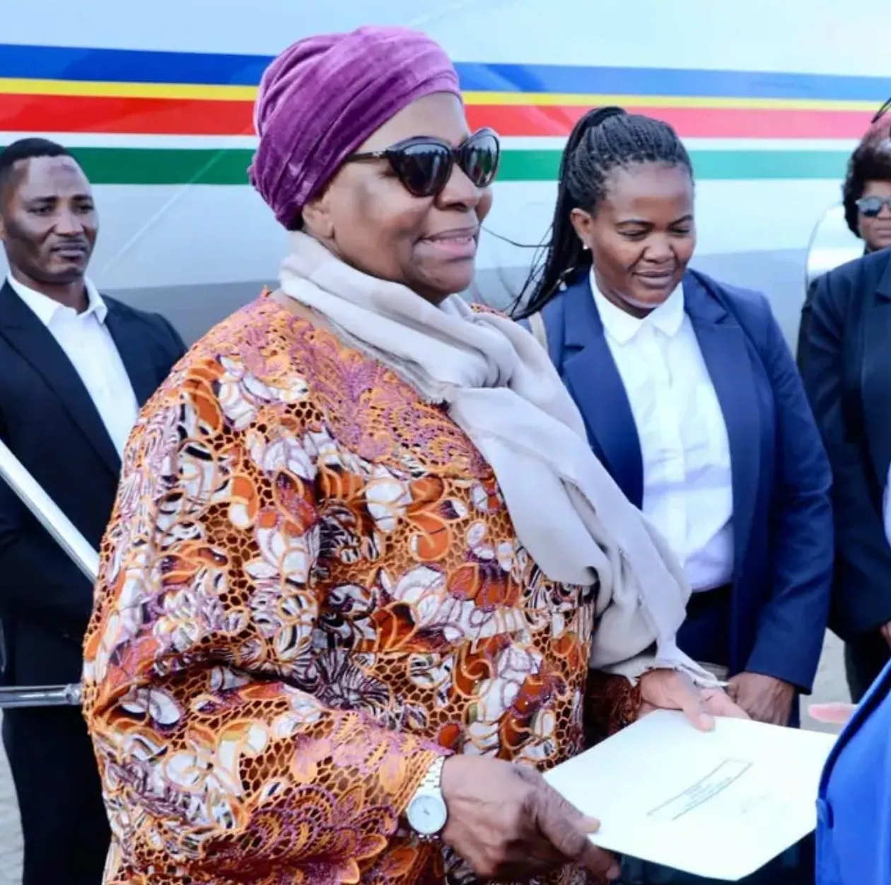 Presidente namibiana discursa perante deputados no parlamento angolano
