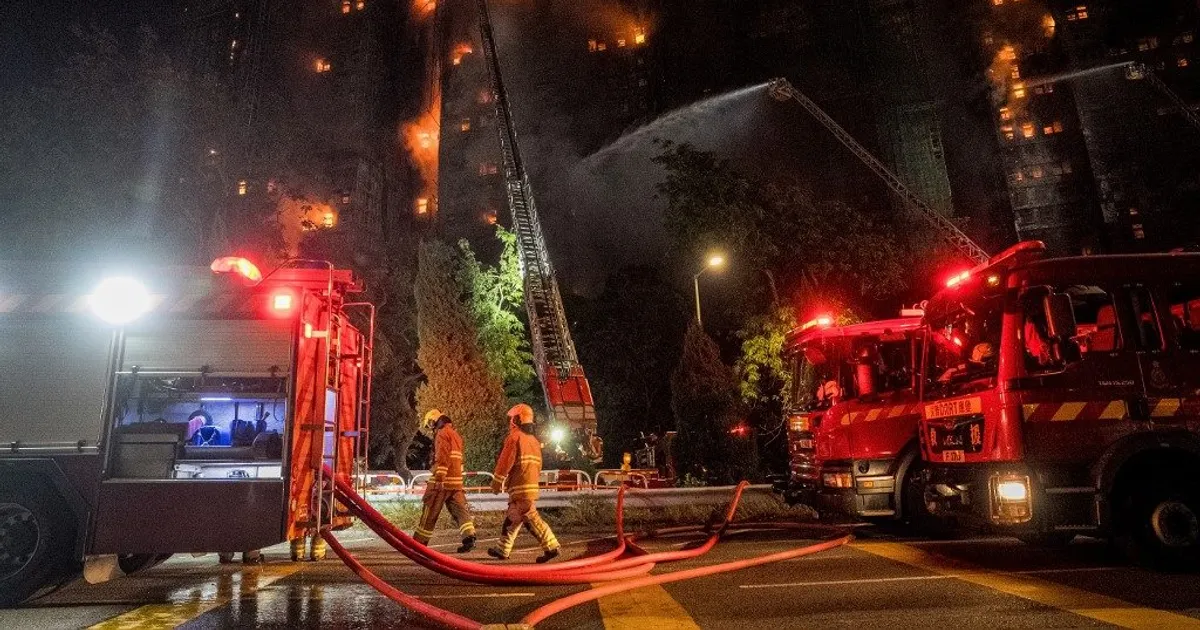 China: incêndio deixa 44 mortos e cerca de 300 desaparecidos num edifício habitacional de Hong Kong