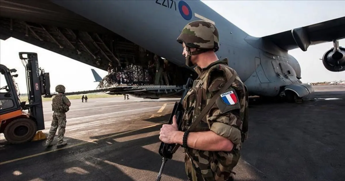 França fecha última base militar no Senegal