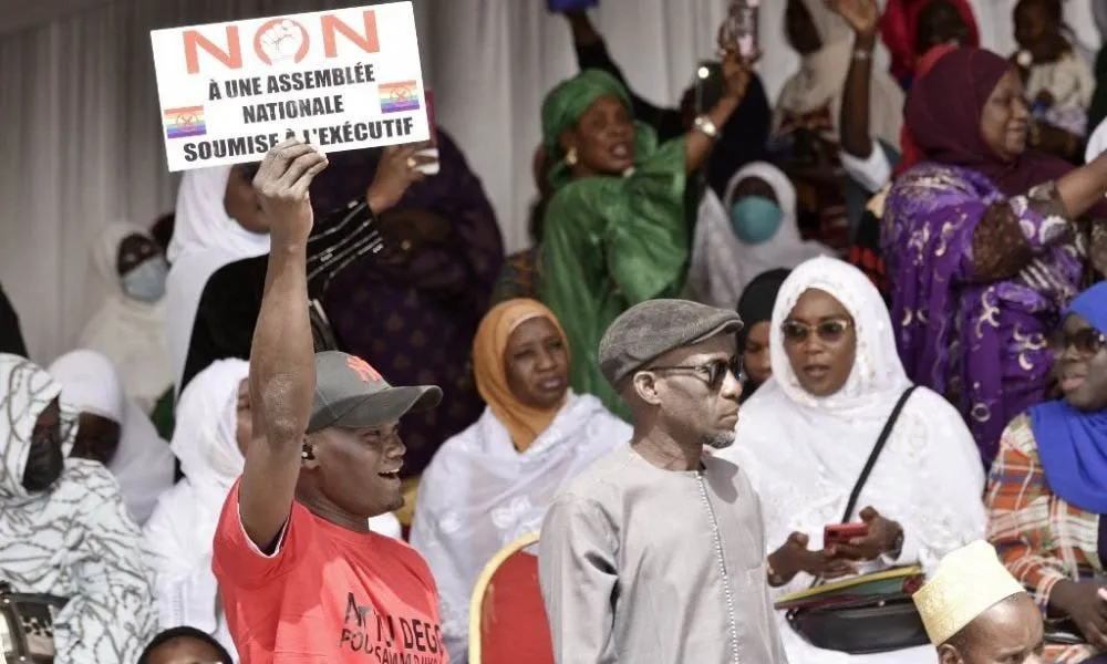 Senegal aprova lei que fortalece repressão contra a homossexualidade