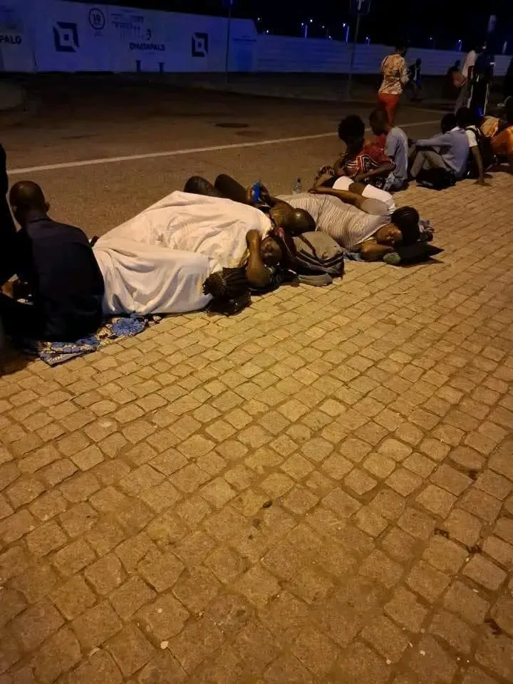 Utentes forçados a pernoitar na Baia de Luanda, enquanto Manuel Homem apela a calma