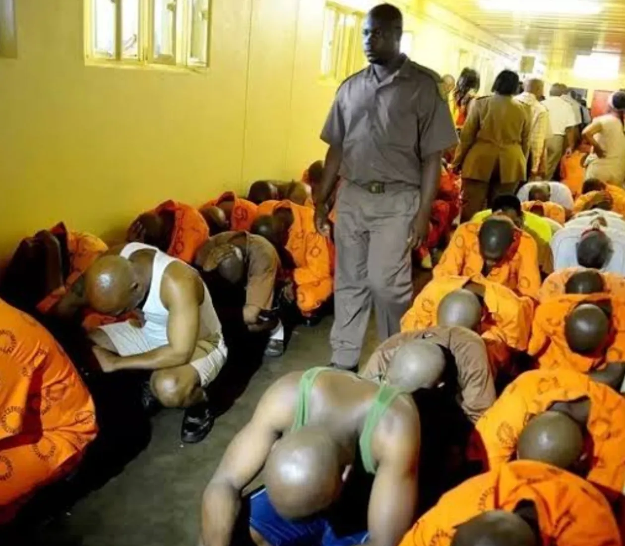 África do Sul pune milhares de funcionários prisionais por corrupção e má conduta.