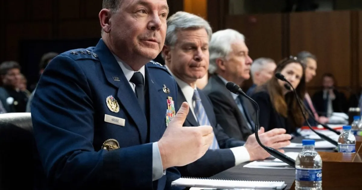 Chefe da secreta militar dos EUA demitido após relatório diferente da fala de Trump