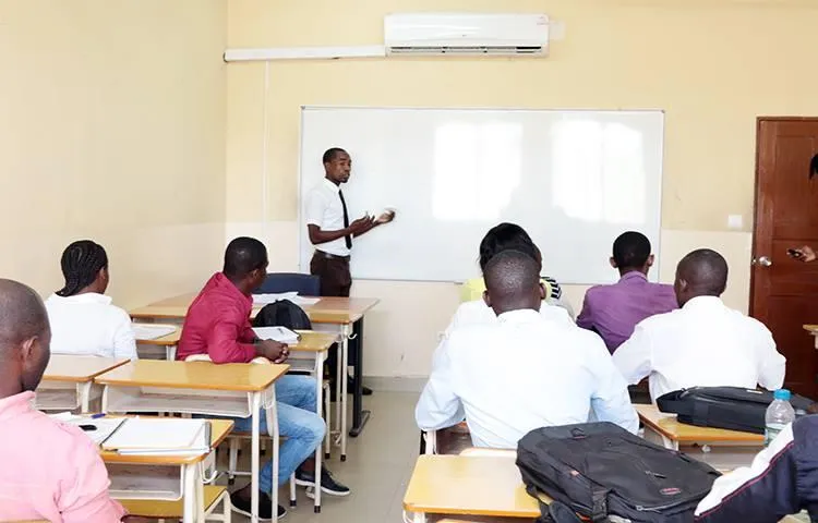 Lucro e fraca regulação são apontados como problemas do ensino superior em Angola