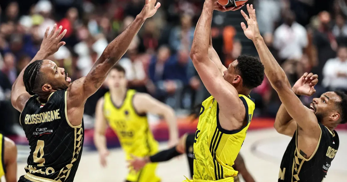 Fenerbahc do angolano Jilson Bango conquista Taça da Euroliga de basquetebol