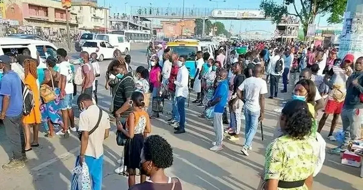 Vias curtas e paragens cheias marcam agitação em dia de véspera de natal em Luanda