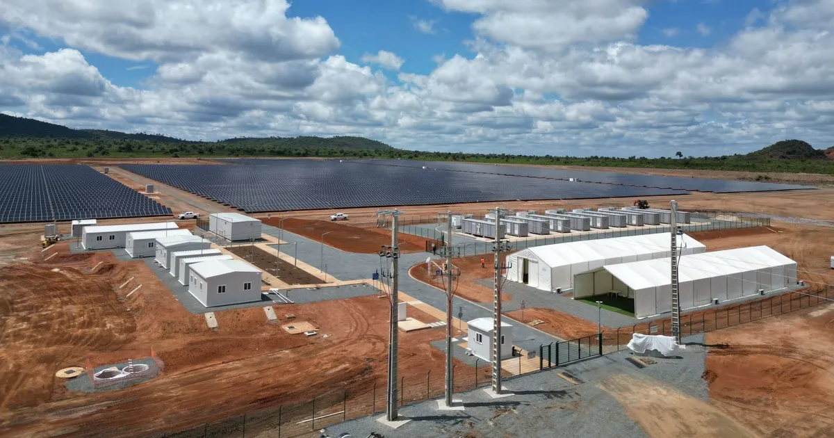 Ministro da Energia e Água inaugura central solar de 25,4 megawatts no Moxico Leste