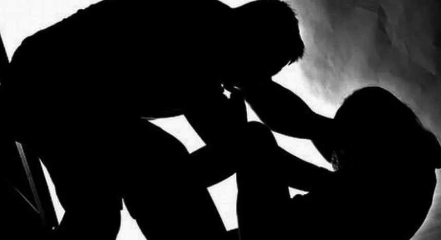Mulher corta cabelo e espanca empregada por ciúmes do marido em Luanda