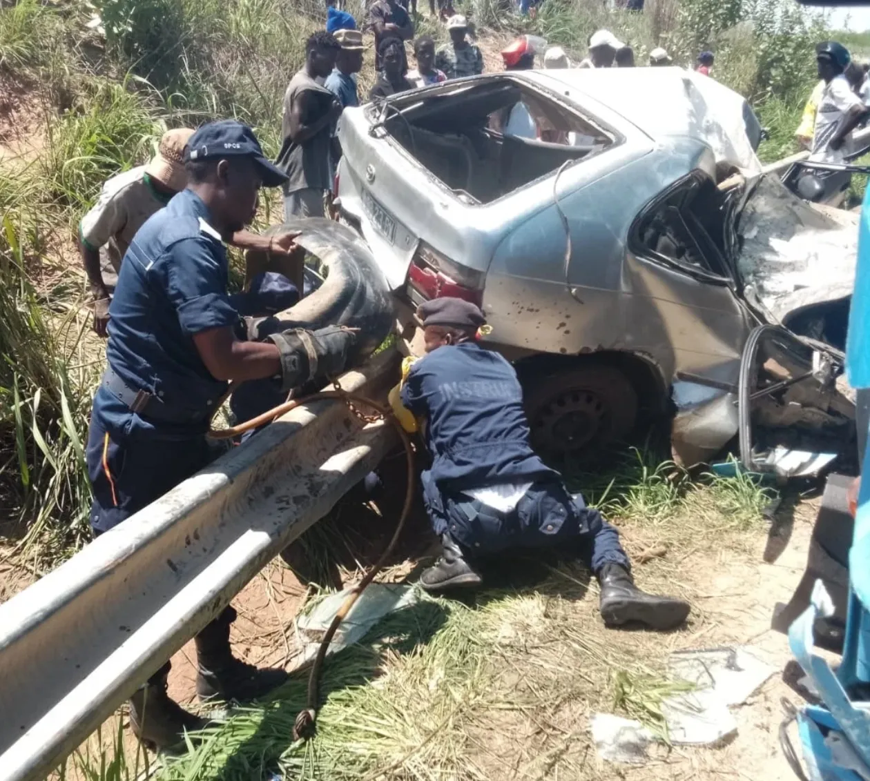 Despiste seguido de capotamento faz dois mortos e três feridos em Catete