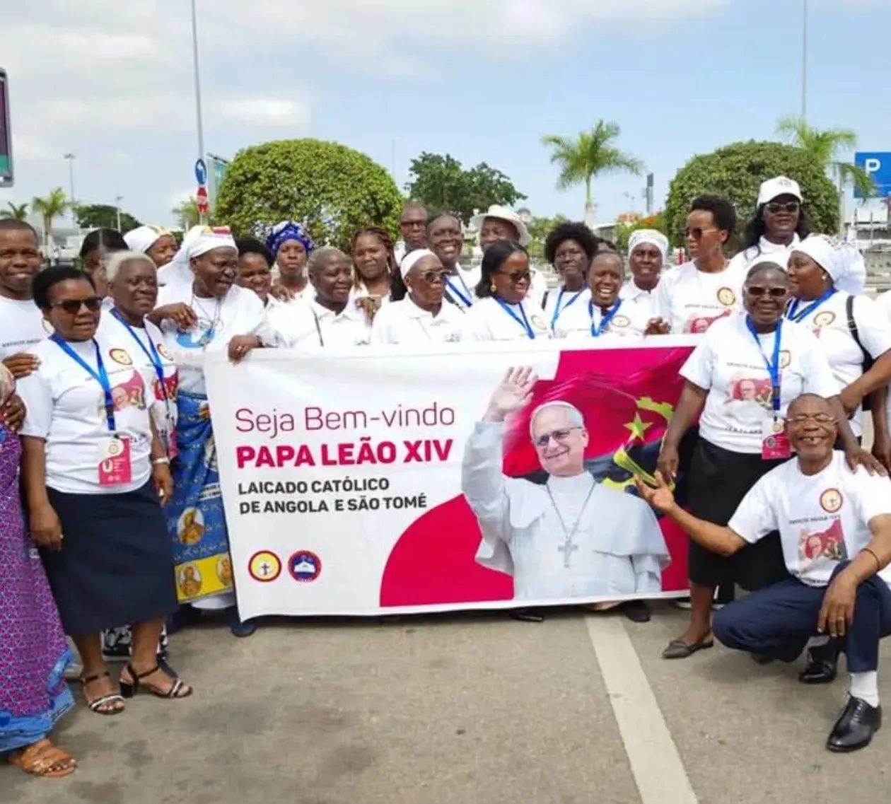 Fiéis católicos perfilados para recepção do Papa em Luanda